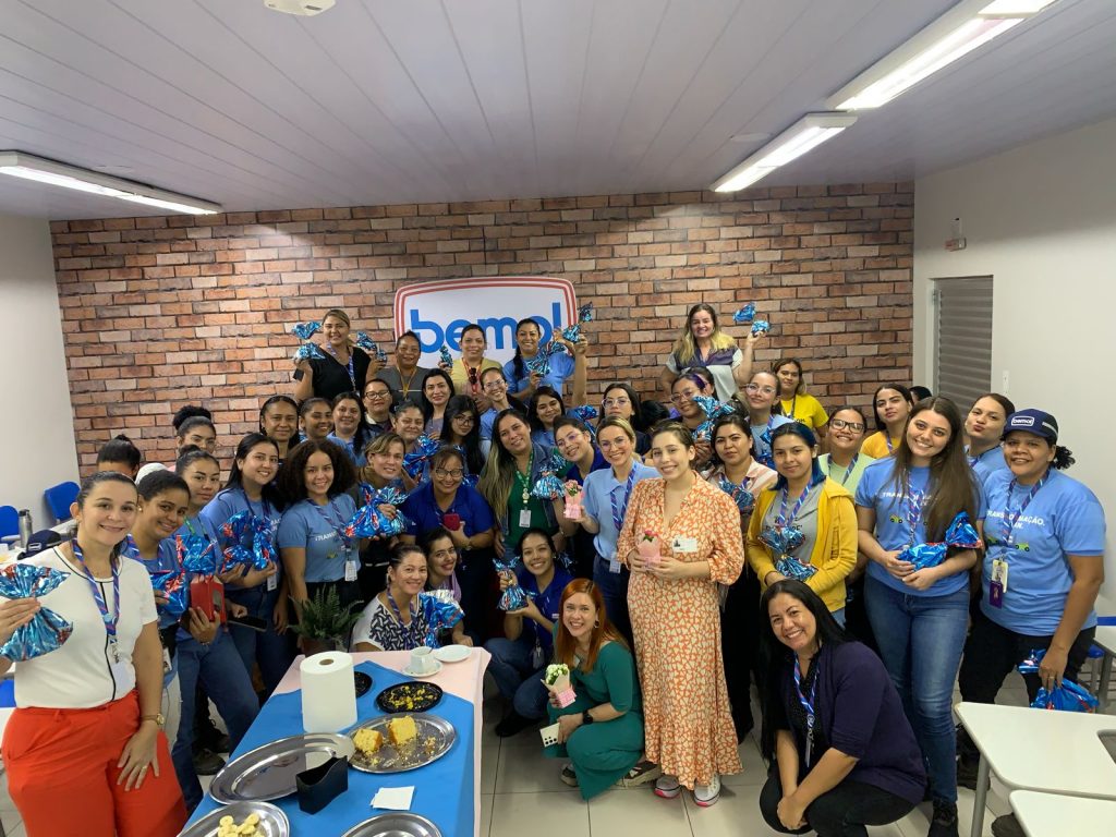 Juliana Girão em palestra sobre endometriose. 